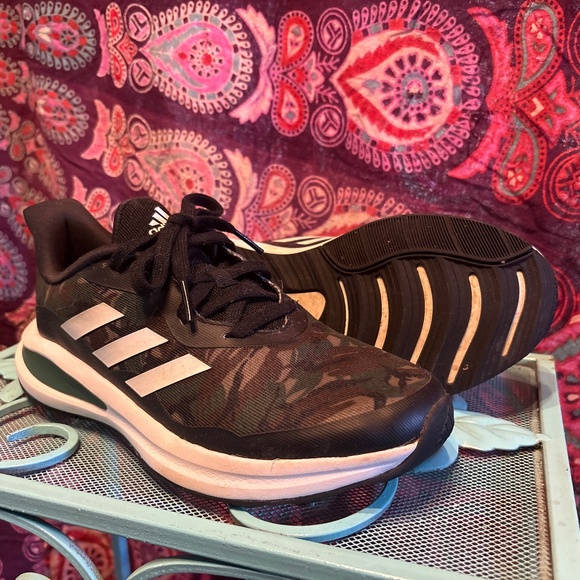 Boys Adidas size 3.5 - Picture 1 of 2
